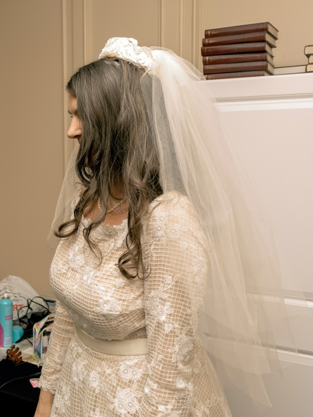 Vintage ivory bridal veil with pill hat and lace-trimmed comb. - Picture 9 of 10